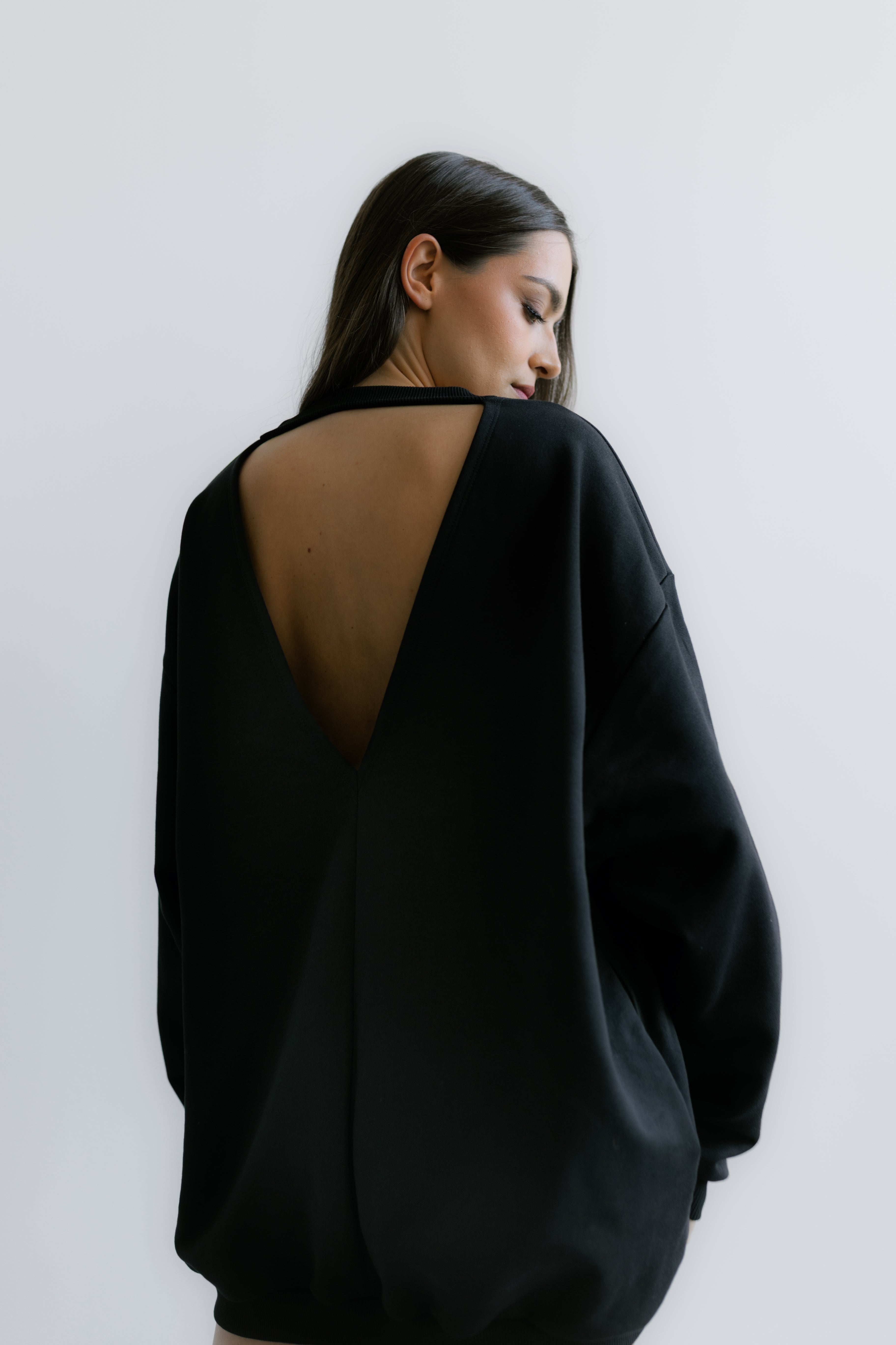 Milano Sweatshirt – czarna bluza z głębokim wycięciem z tyłu, które łamie minimalistyczną formę.