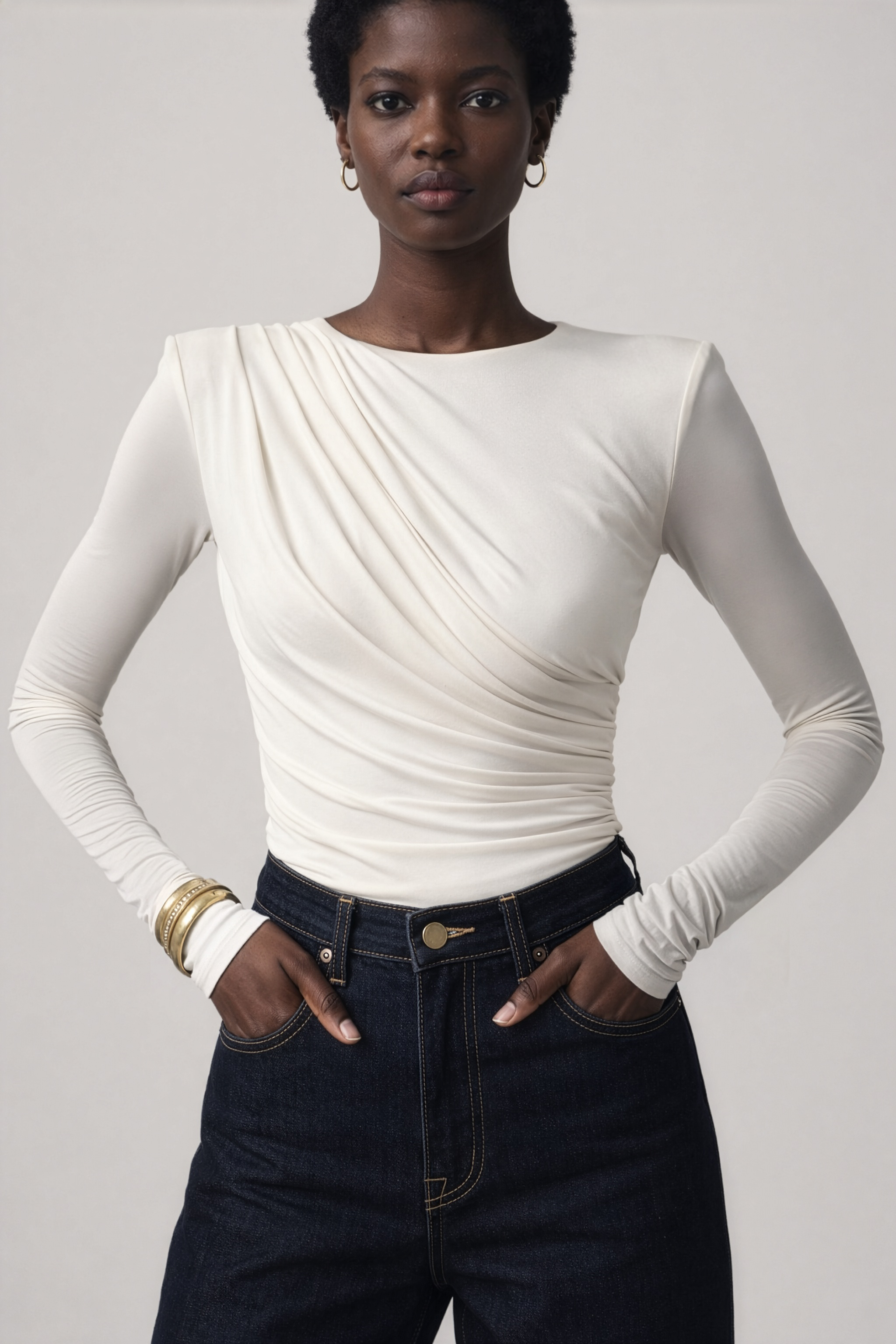 Zbliżenie na gładką, luksusową tkaninę modalu w body Modena w kolorze off‑white.