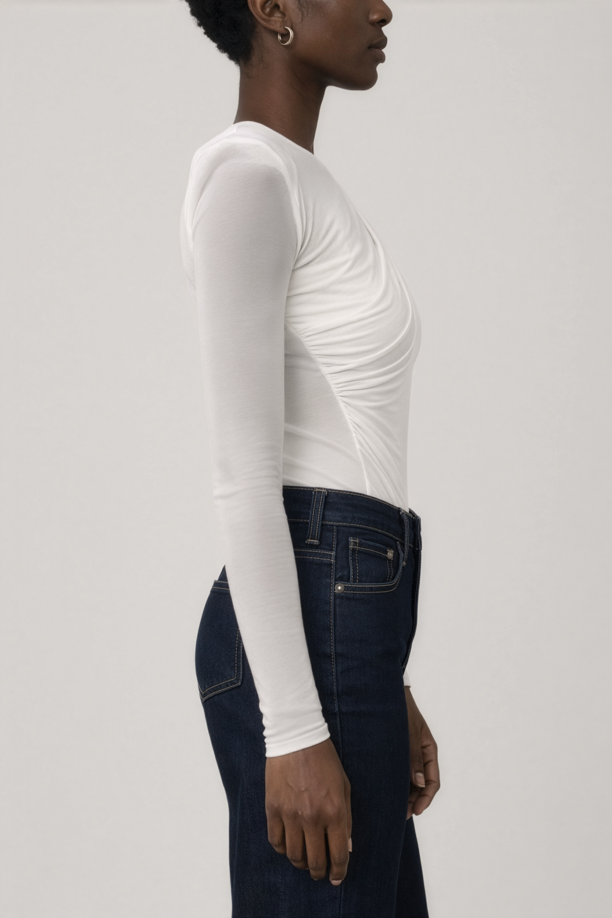 Body Modena w kolorze off‑white – minimalistyczny, dopasowany fason z podkreślonym profilem ramion.