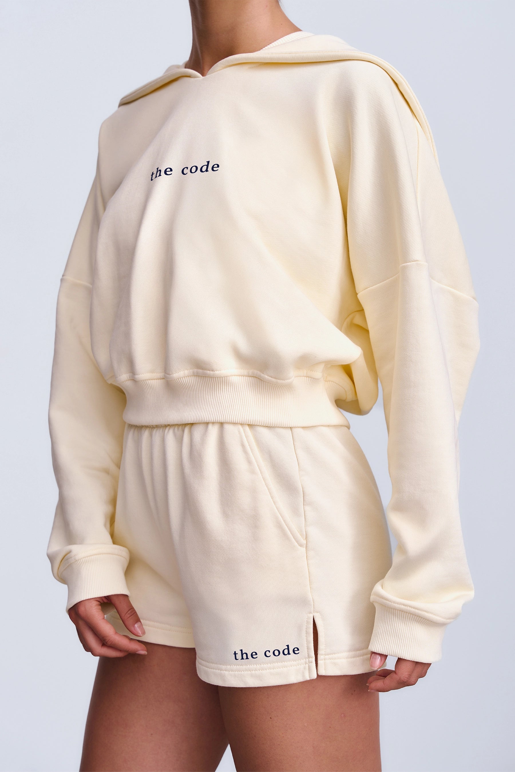 Ravello Shorts Butter Yellow – krótkie szorty damskie w ciepłym żółtym odcieniu z wysokim stanem i elastycznym pasem.