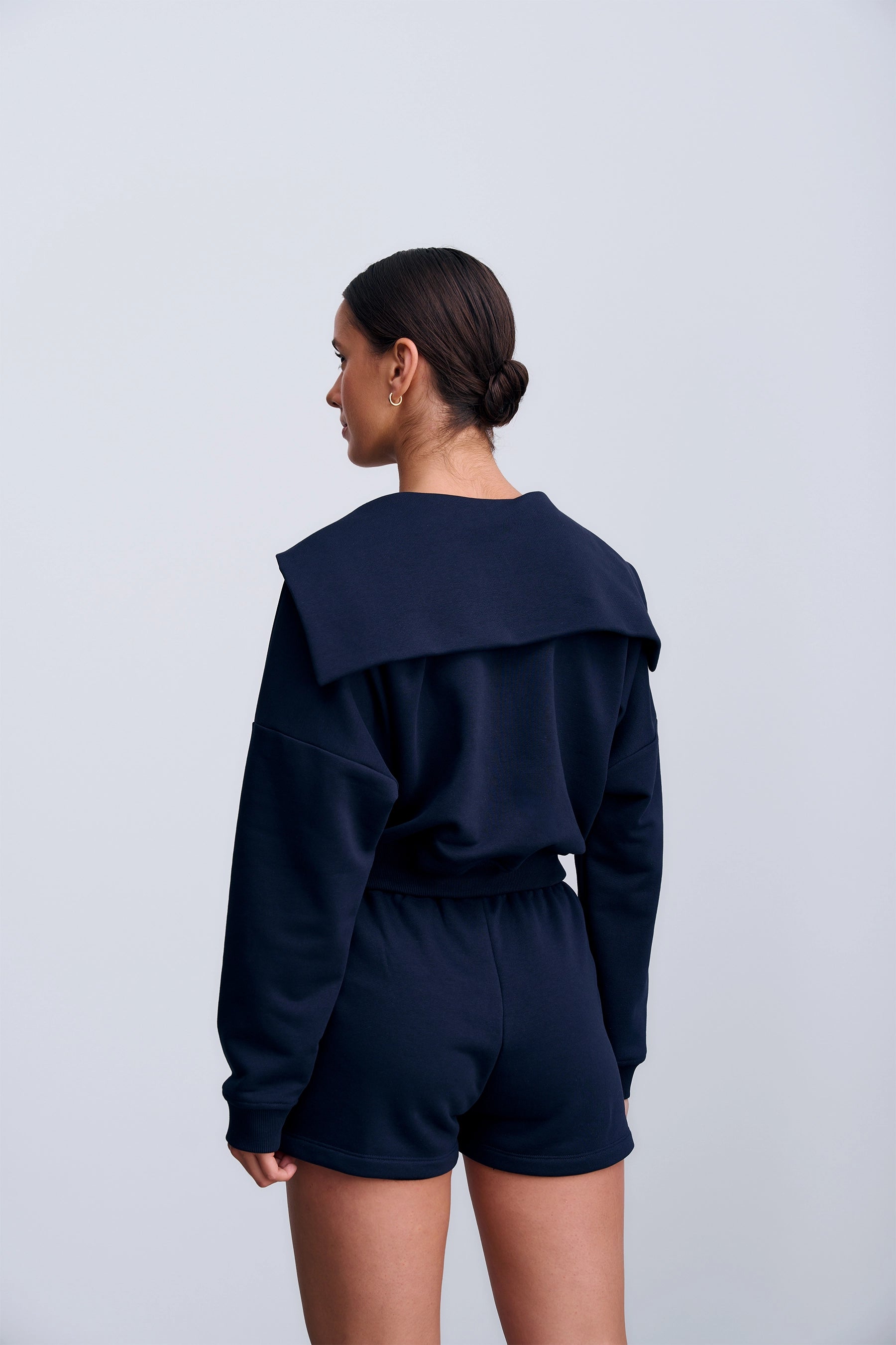Tył Ravello Shorts Navy – granatowe szorty o minimalistycznym designie i komfortowym, elastycznym pasie.