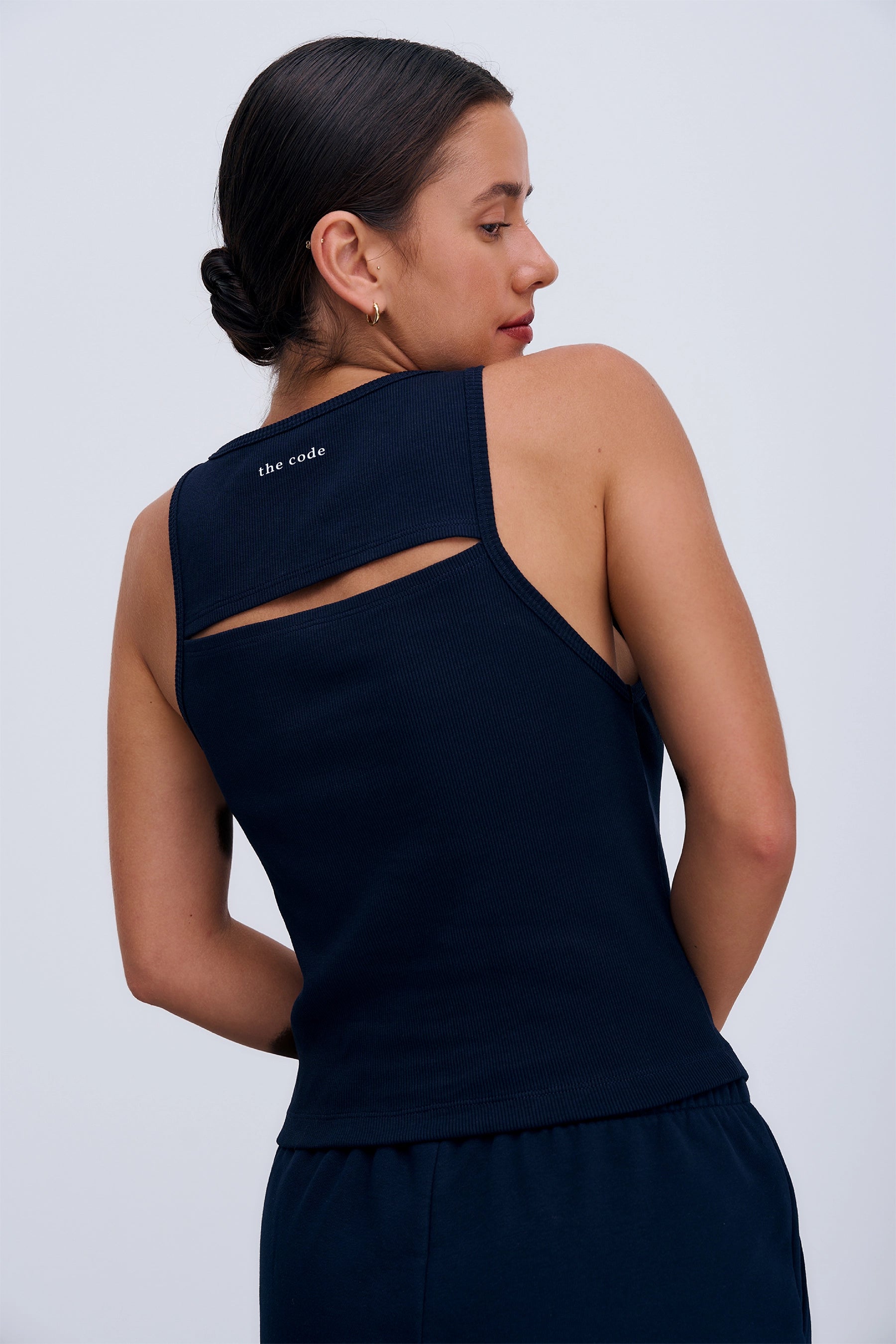 Z tyłu Riva Top Navy – granatowy crop top z subtelnym geometrycznym wycięciem dodającym lekkości i stylu.