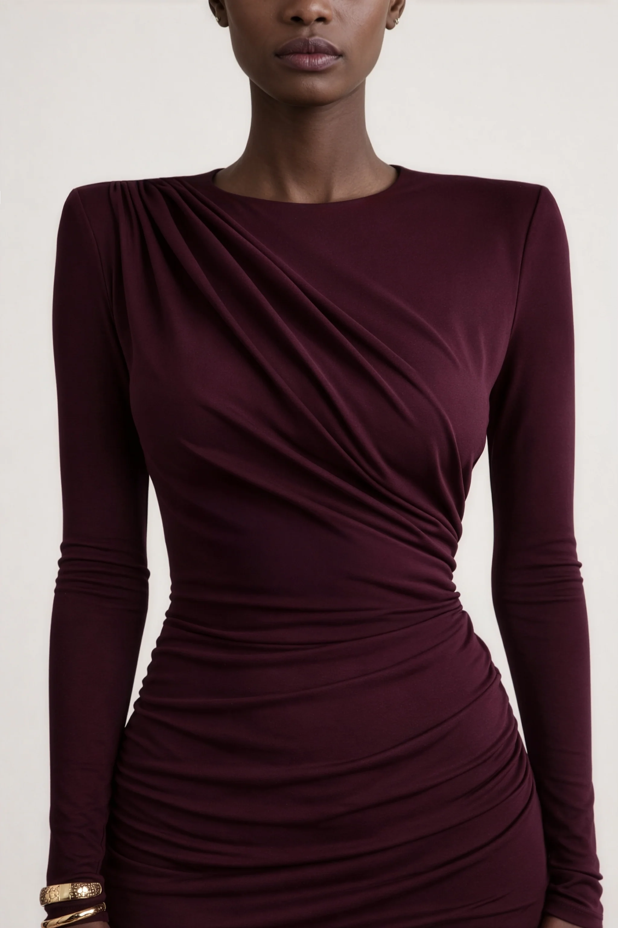 Zbliżenie na luksusową, lejącą tkaninę modalu sukienki Amalfi Dress w kolorze burgundowym.