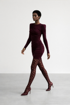 Elegant styling burgundowej Amalfi Dress – luksusowa sukienka idealna na wieczór.