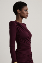 Burgundowa Amalfi Dress widoczna z boku – podkreślona linia ramion i dopasowany fason.