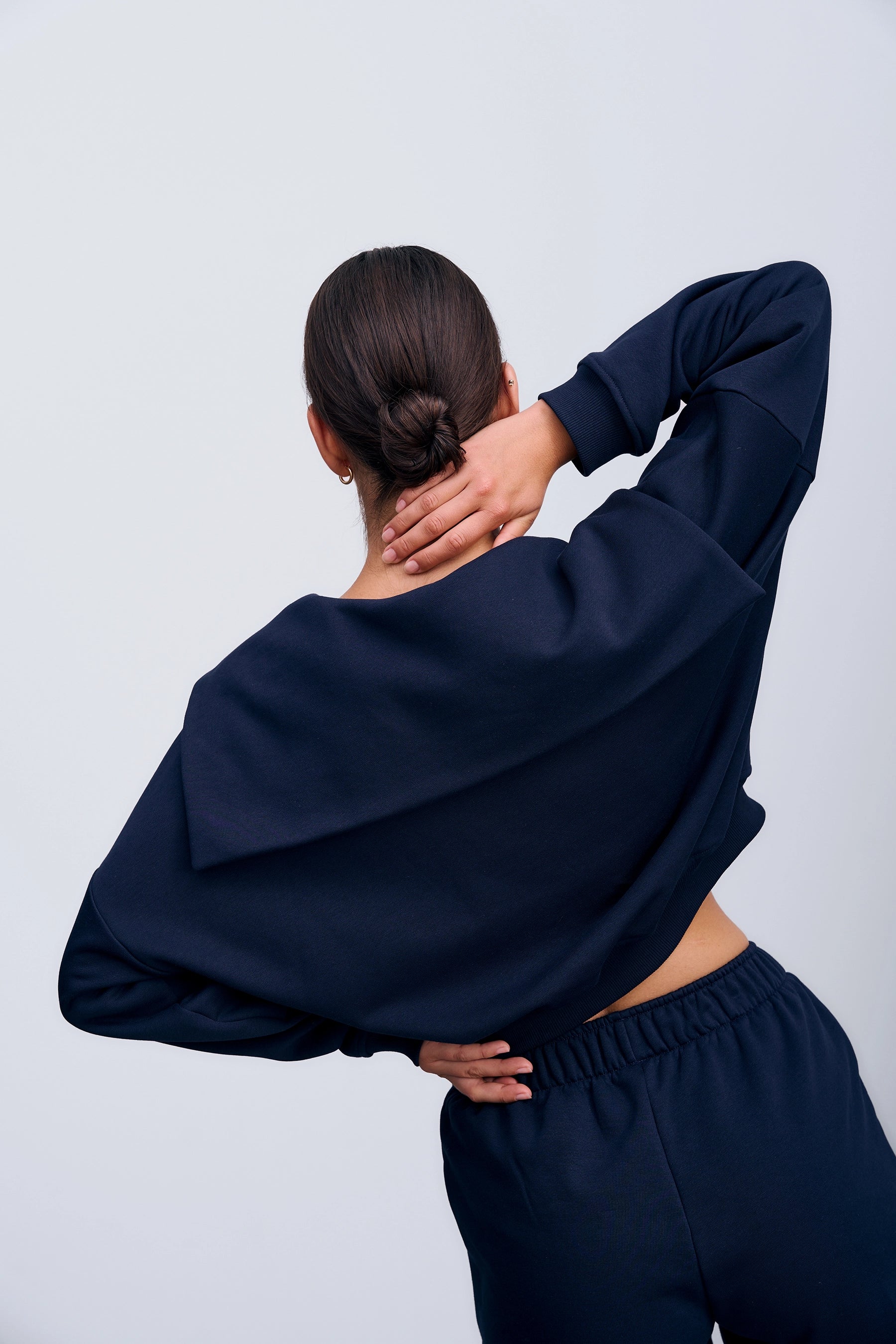 Granatowa bluza Capri Sweatshirt – skrócony krój nad linią bioder, minimalistyczne logo z przodu i obszerny, nowoczesny kołnierz.