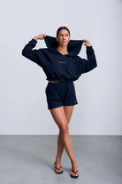 Capri Sweatshirt Navy – krótka damska bluza o granatowym kolorze z miękkiej bawełnianej dresówki i wysokim kołnierzem.