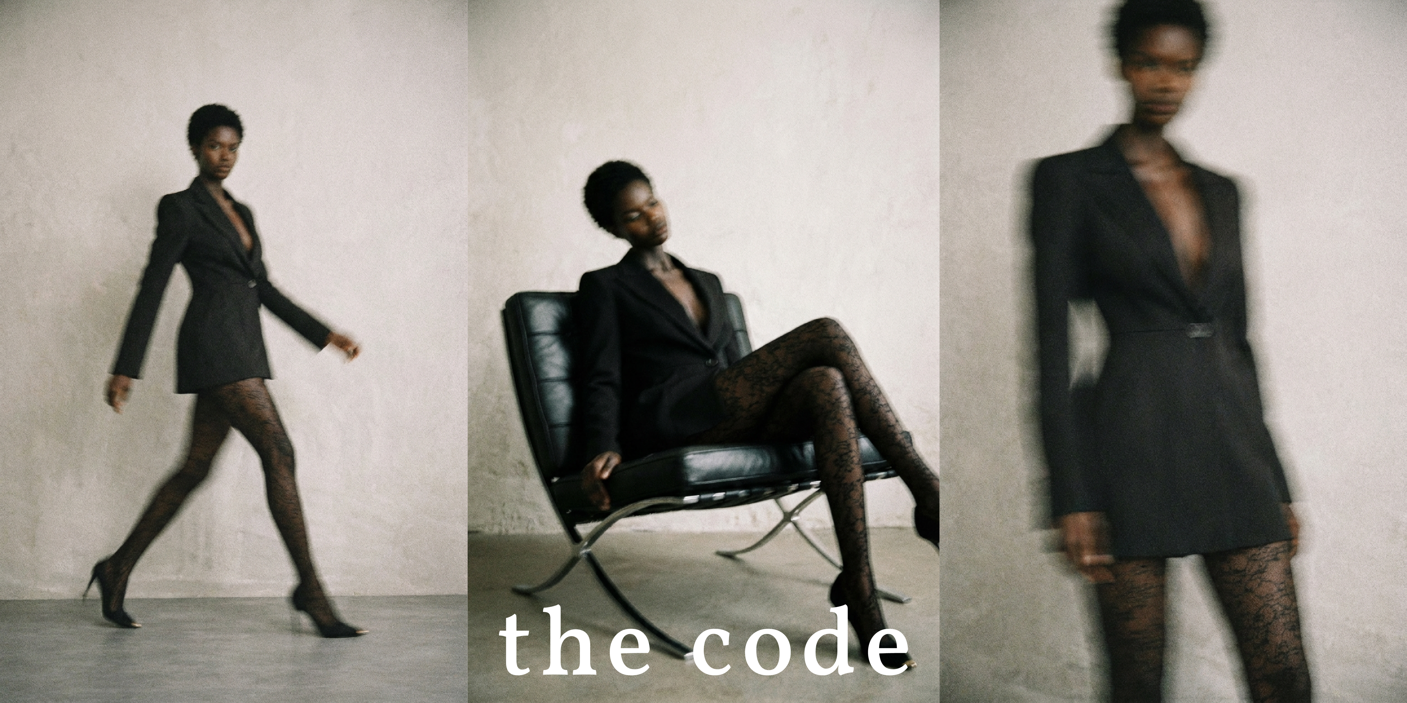 Tryptyk zdjęć przedstawiających modelkę w czarnej marynarce noszonej jako sukienka oraz czarnych wzorzystych rajstopach. Na pierwszym kadrze idzie w szpilkach, na drugim siedzi na nowoczesnym skórzanym fotelu, na trzecim stoi w lekkim rozmyciu ruchu. Minimalistyczne, editorialowe ujęcie marki the code.