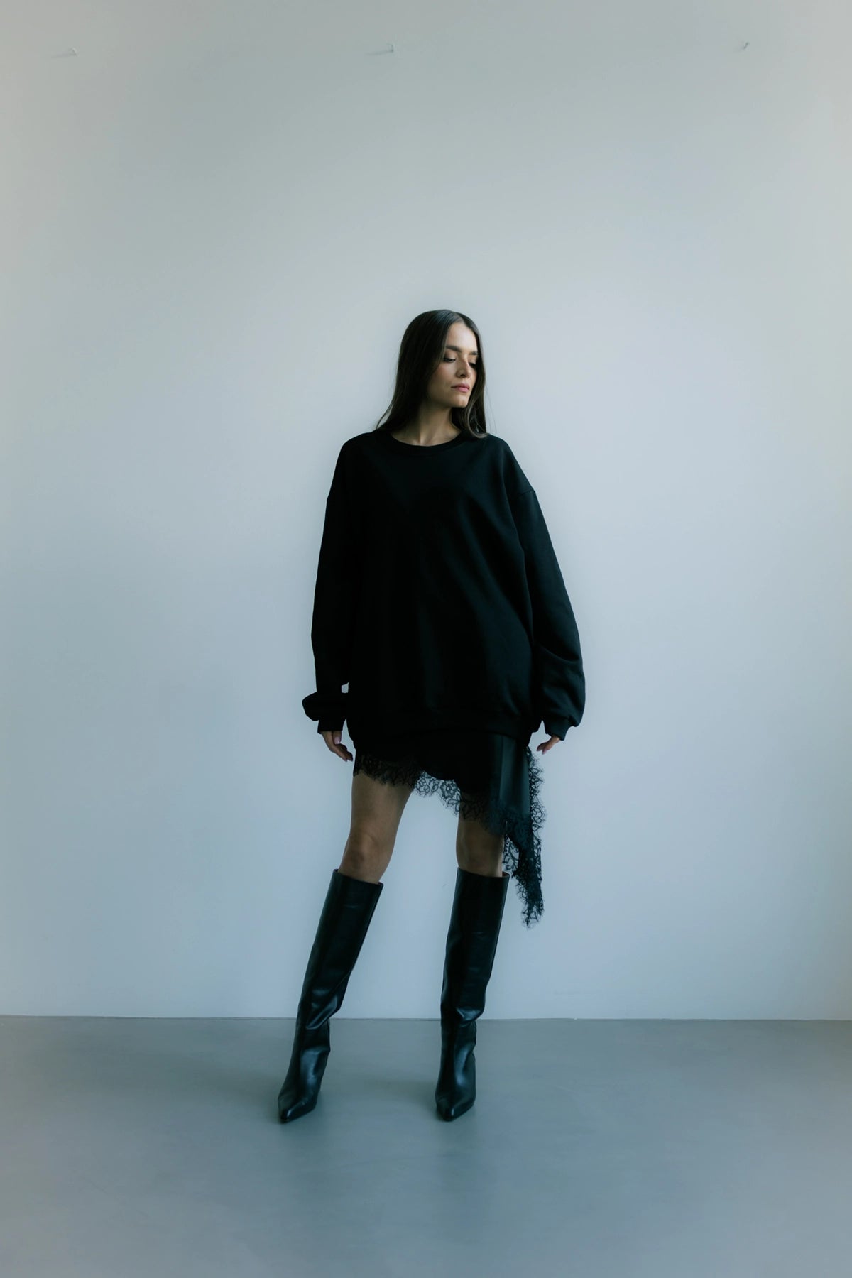 Oversize’owa Milano Sweatshirt z głębokim wycięciem na plecach – must‑have sezonu, który łączy codzienny luz z modową elegancją, świetna na kontrastowe stylizacje z dopasowanymi spodniami lub spódnicą.