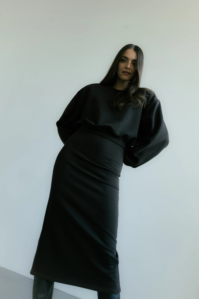 Set Verona, modelka w czekoladowej spódnicy i bluzie z dzianiny.