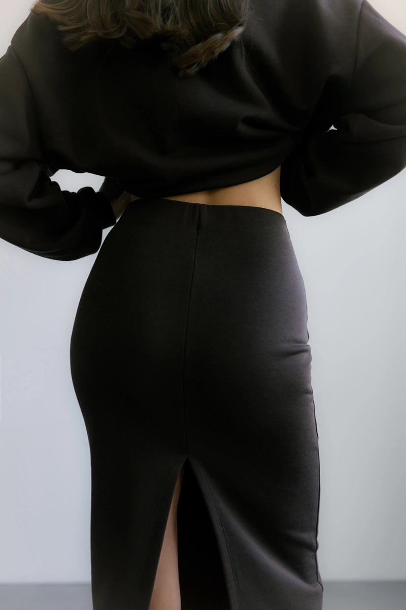 Verona Skirt – dopasowana midi spódnica w kolorze czekoladowym z elastycznej, komfortowej dzianiny.