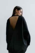 Milano Sweatshirt – czarna bluza z głębokim wycięciem z tyłu, które łamie minimalistyczną formę.