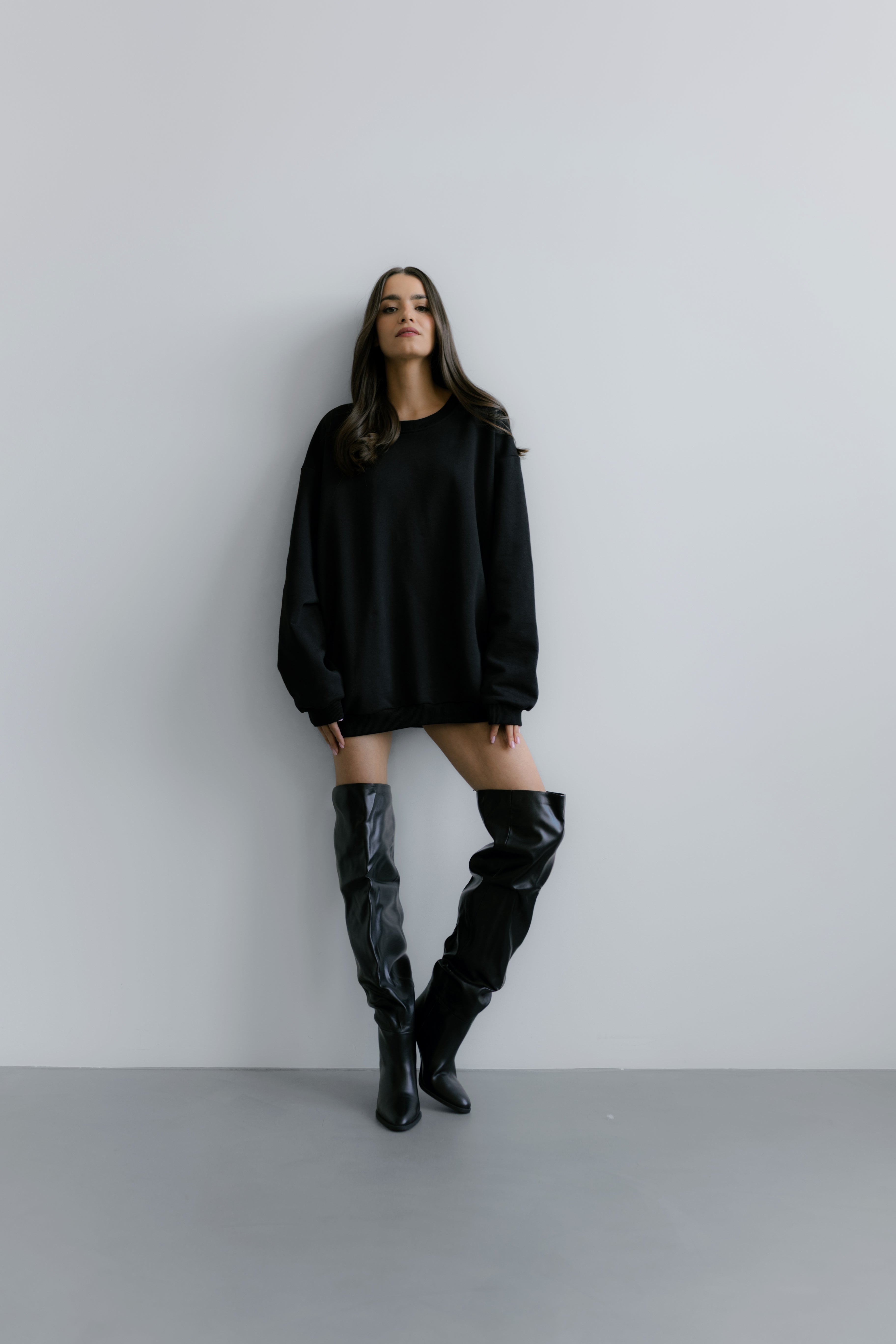 Milano Sweatshirt – czarna oversize bluza z miękkiego, grubej dzianiny o minimalistycznym kroju.