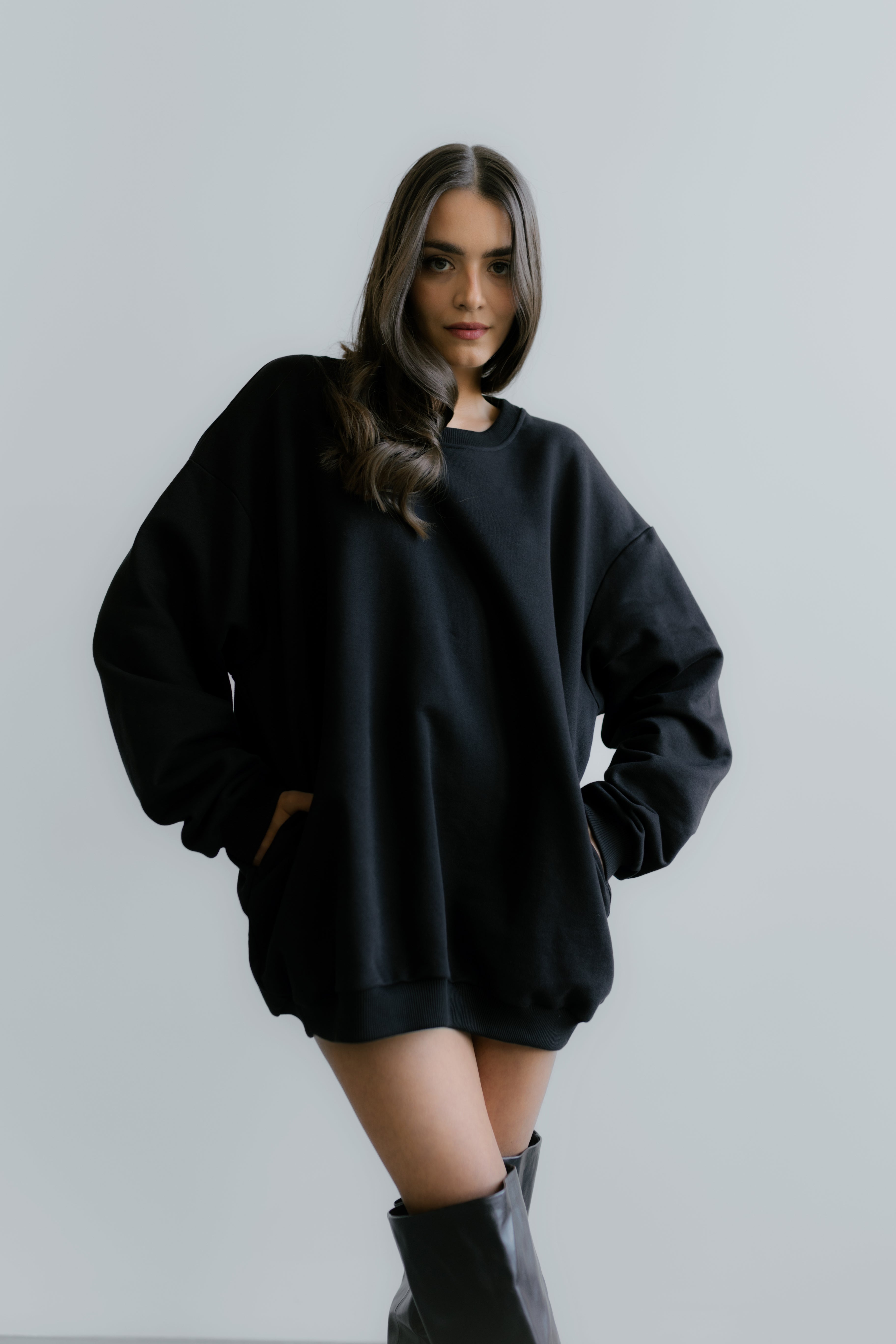 Modelka nosząca czarną Milano Sweatshirt – oversize bluza inspirowana włoską nonszalancją, otulająca sylwetkę.