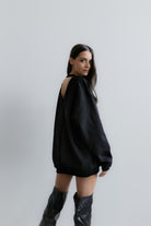 Czarna Milano Sweatshirt na modelce – showcasowe ujęcie z wyraźnym wycięciem z tyłu i minimalistycznym designem.