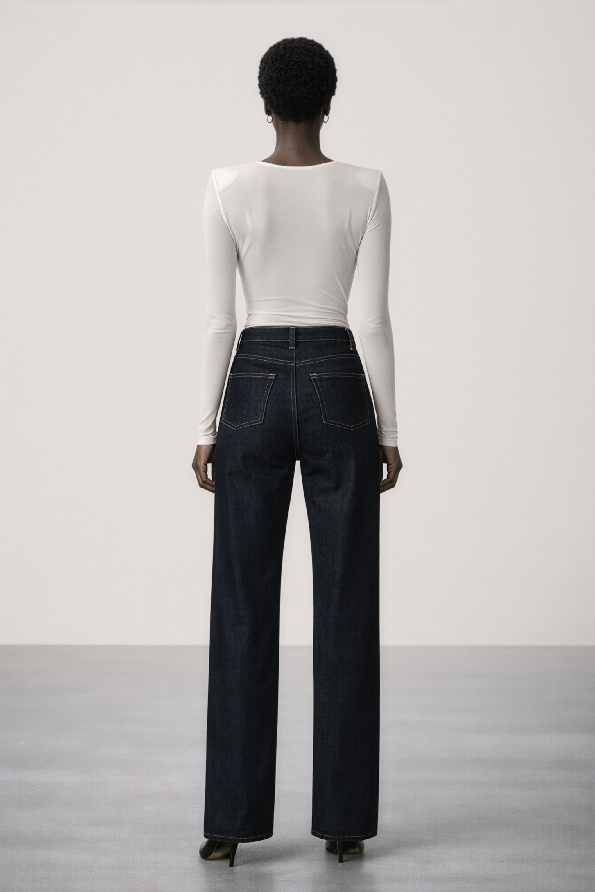 Tył Modena Body – gładkie, dopasowane body w odcieniu off‑white z minimalistycznym wykończeniem.