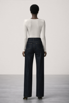 Tył Modena Body – gładkie, dopasowane body w odcieniu off‑white z minimalistycznym wykończeniem.