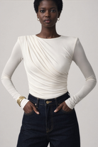 Zbliżenie na gładką, luksusową tkaninę modalu w body Modena w kolorze off‑white.