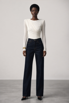 Modena Body – off‑white body damskie z modalem, z asymetrycznym drapowaniem z przodu i rzeźbiarskimi ramionami.