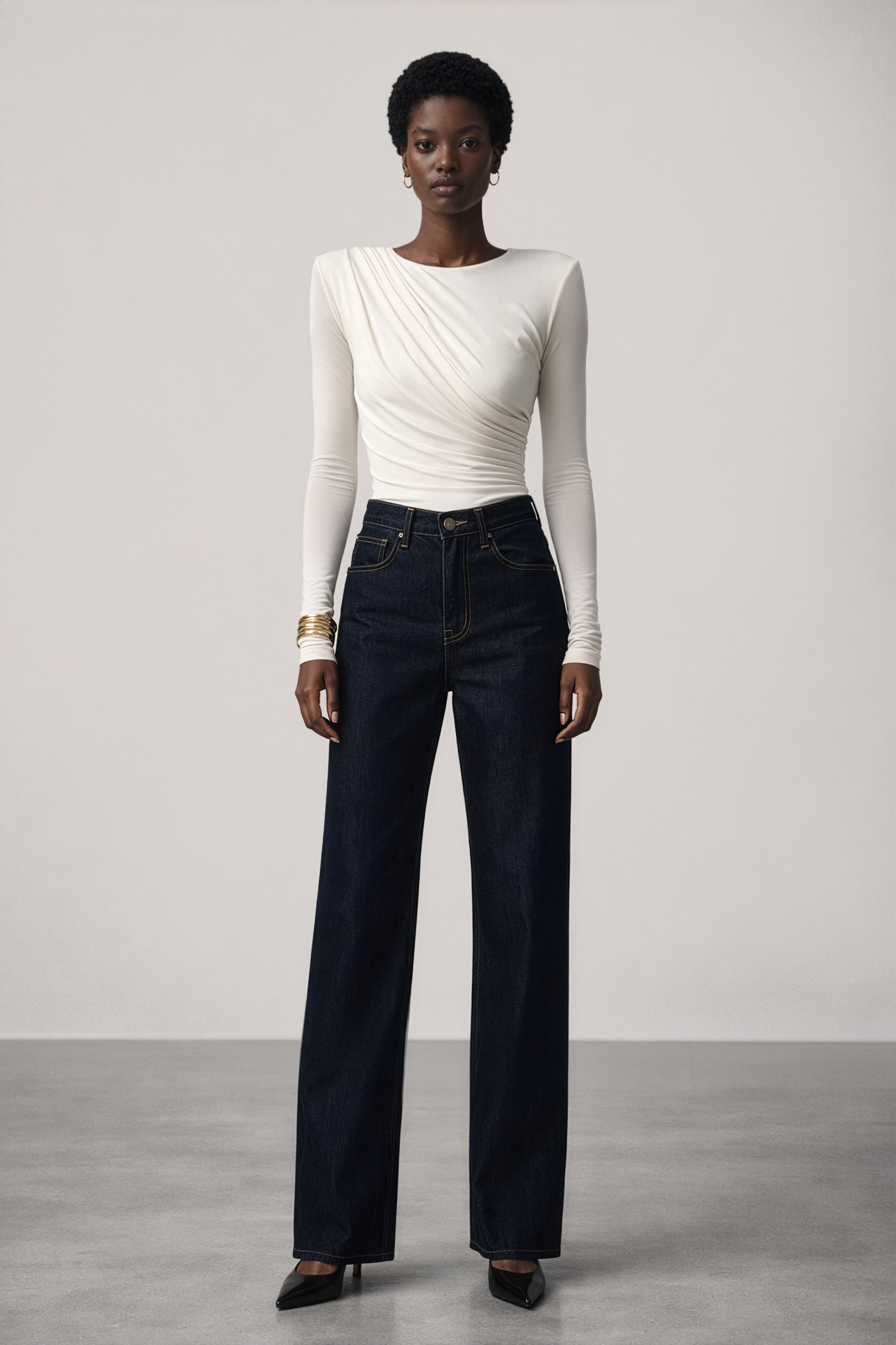 Modena Body – off‑white body damskie z modalem, z asymetrycznym drapowaniem z przodu i rzeźbiarskimi ramionami.