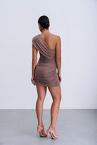 Tył Napoli Dress – gładka wiskozowa dzianina w kolorze taupe, dopasowana linia pleców, subtelne marszczenie w talii, minimalistyczny, elegancki design.