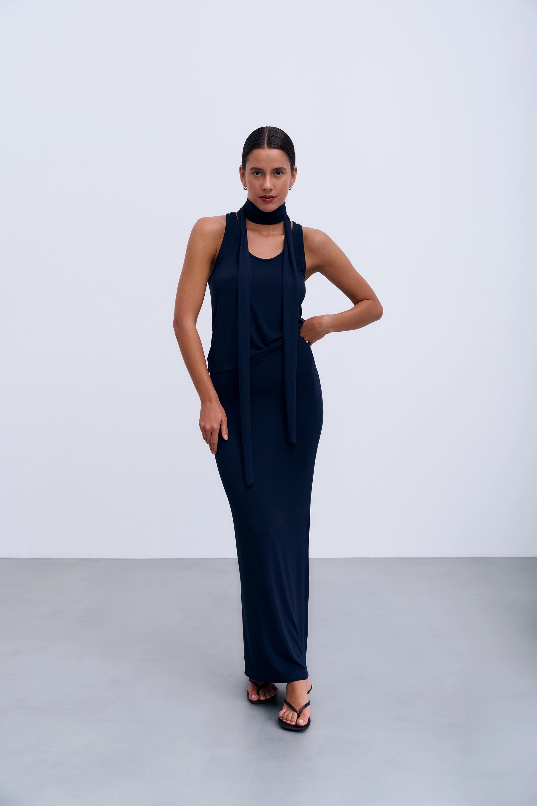 Elastyczny pas i wysokie wcięcie talii w Roma Skirt – granatowa spódnica maxi z minimalistycznym, dopasowanym krojem.