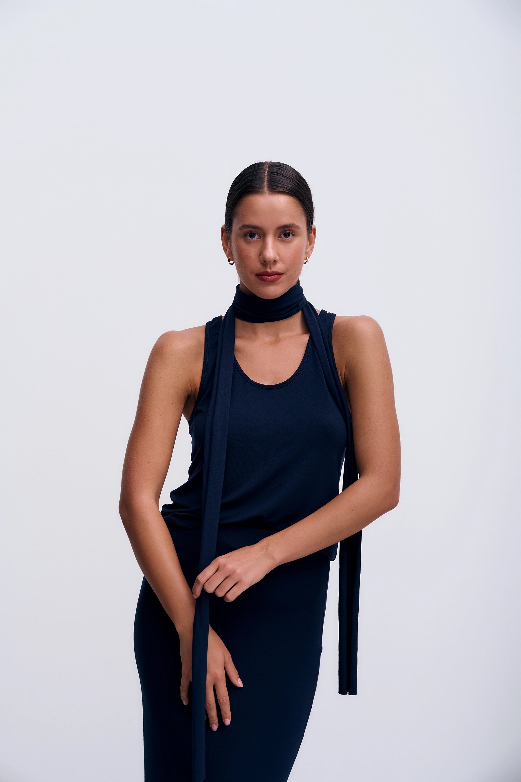 Modelka w Roma Top – lekki navy top z wąskimi ramiączkami i długim szalem, casualowy i minimalistyczny styl.