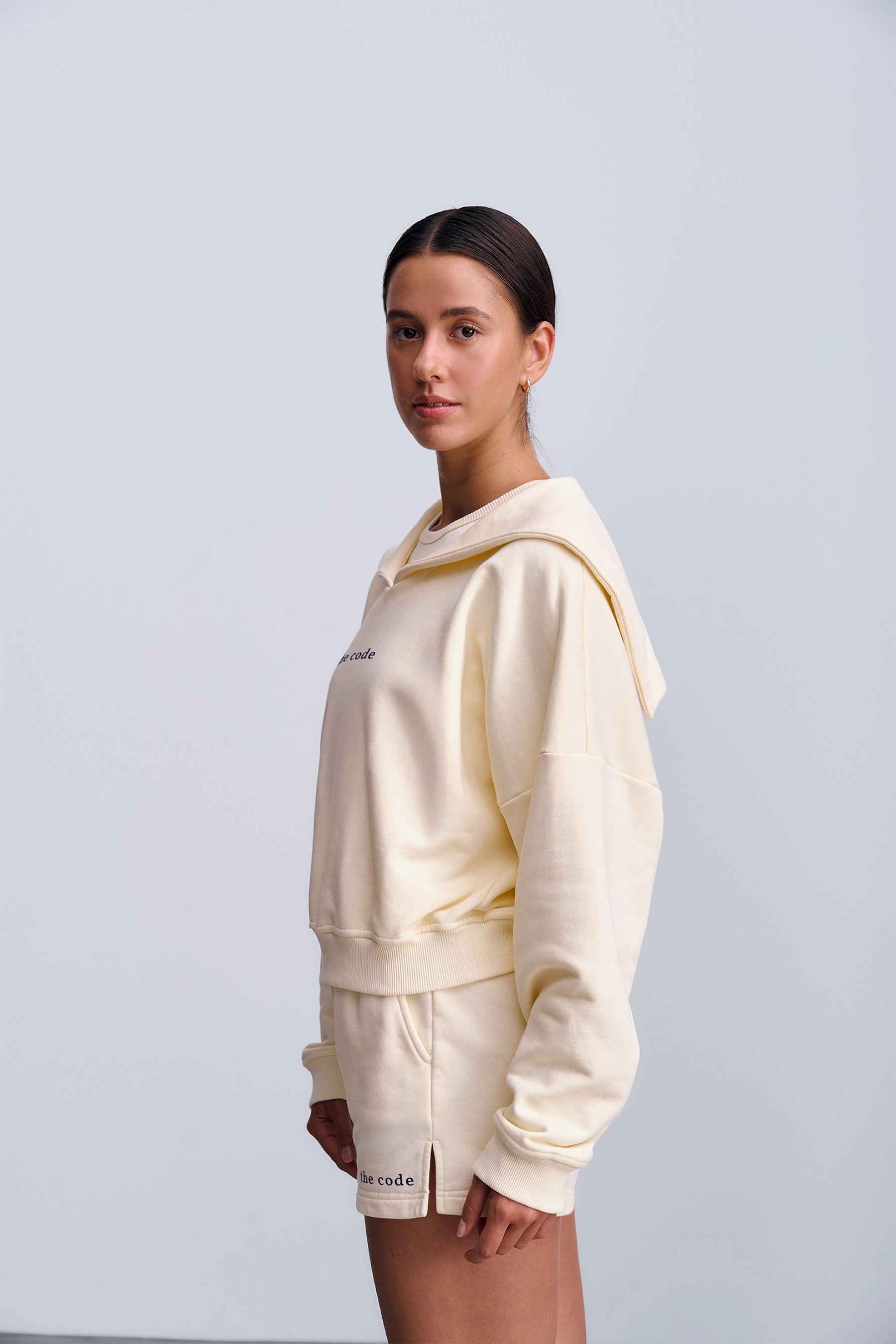 Zbliżenie na materiał Ravello Shorts Butter Yellow – oddychająca, wysokiej jakości bawełniana dresówka z minimalistycznym logo.