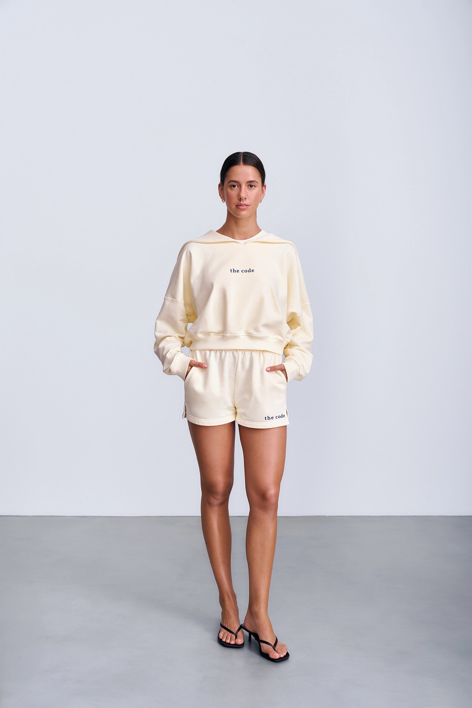 Modelka w Ravello Shorts Butter Yellow – krótkie, żółte szorty z wysokim stanem idealne do letnich stylizacji.