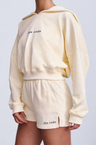 Ravello Shorts Butter Yellow – krótkie szorty damskie w ciepłym żółtym odcieniu z wysokim stanem i elastycznym pasem.