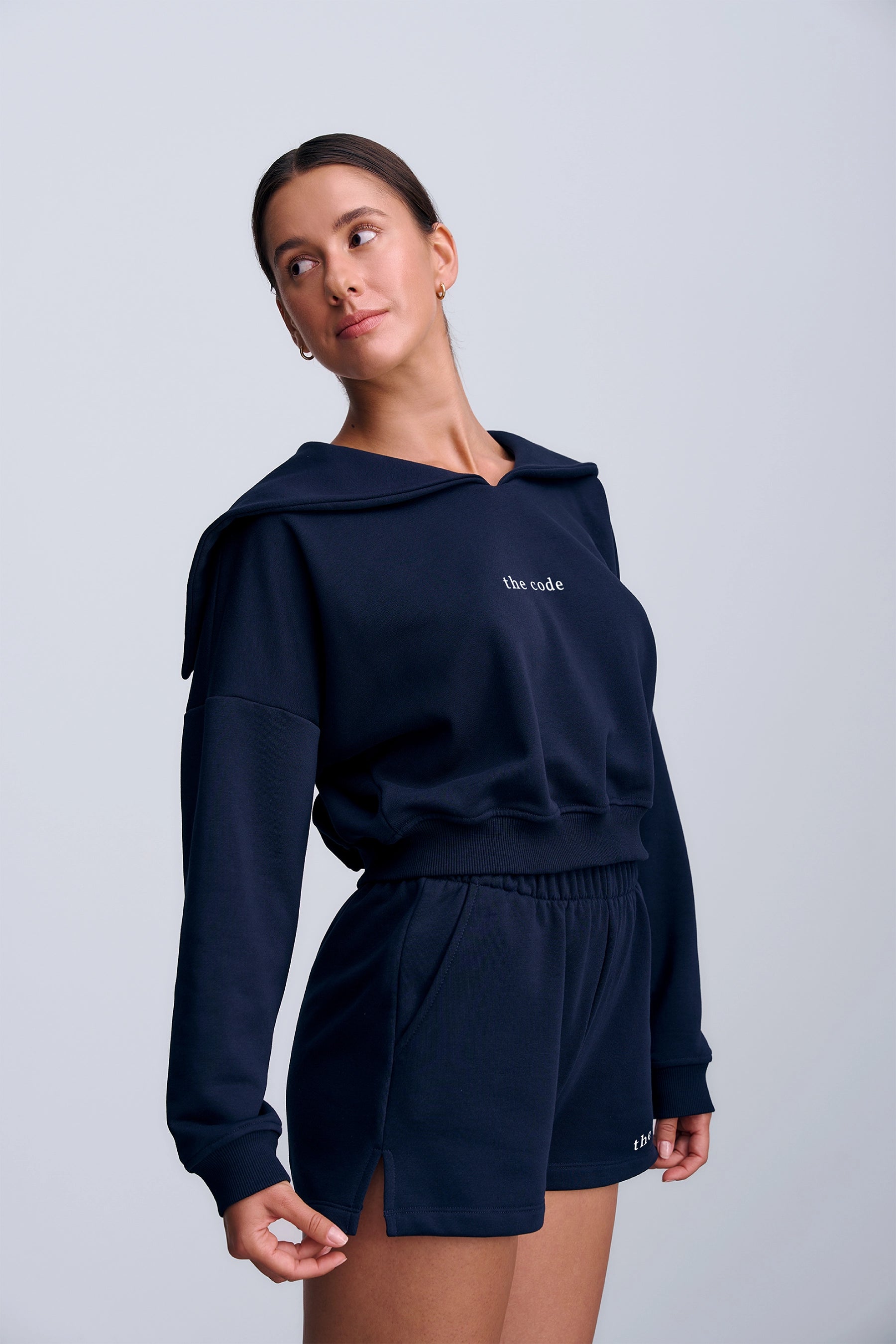 Ravello Shorts Navy – krótkie szorty damskie w granatowym kolorze z wysokim stanem i elastyczną talią z minimalistycznym logo.