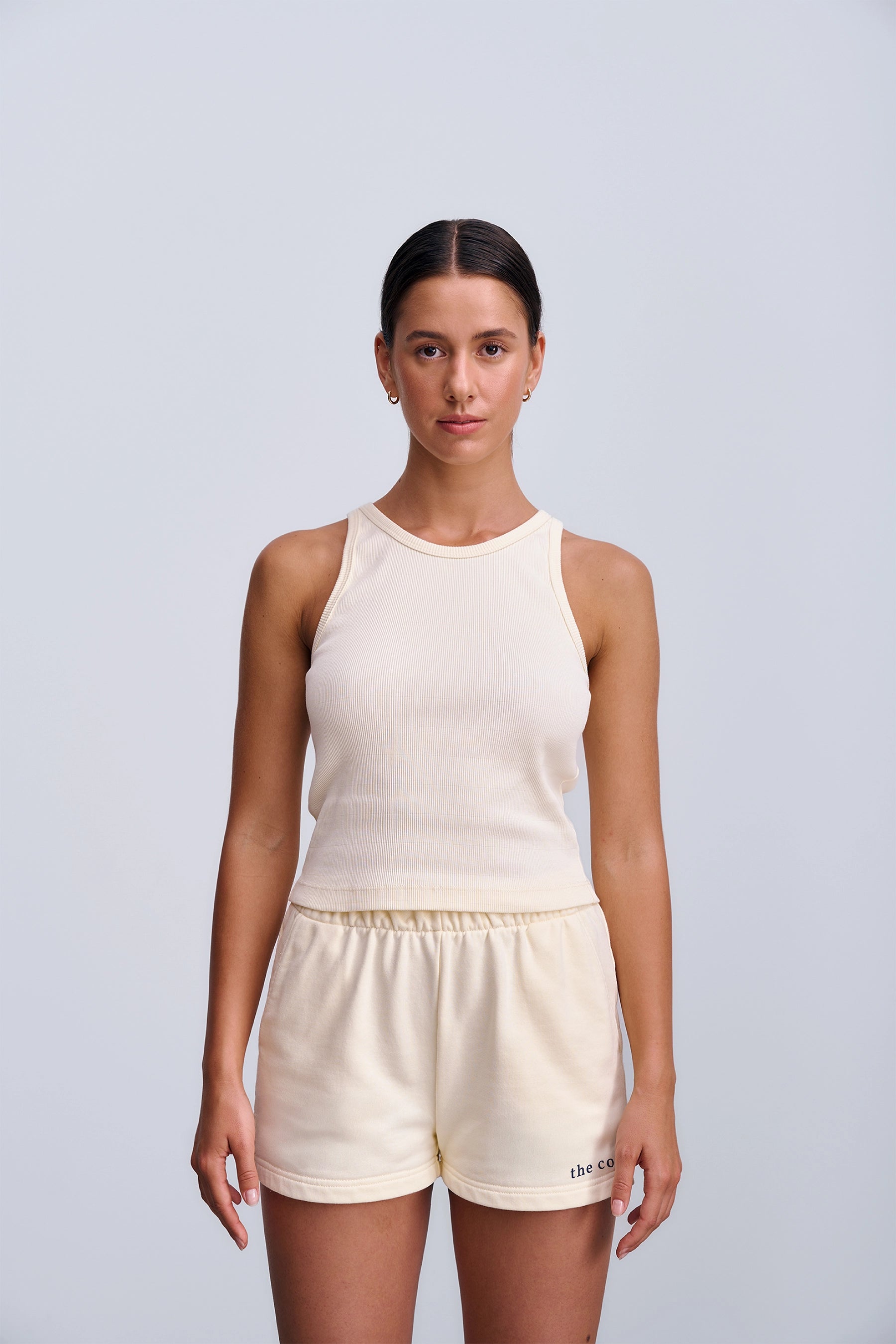 Modelka w Riva Top Butter Yellow – minimalistyczny crop top w ciepłym żółtym odcieniu idealny do codziennych i warstwowych stylizacji.