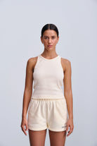 Modelka w Riva Top Butter Yellow – minimalistyczny crop top w ciepłym żółtym odcieniu idealny do codziennych i warstwowych stylizacji.