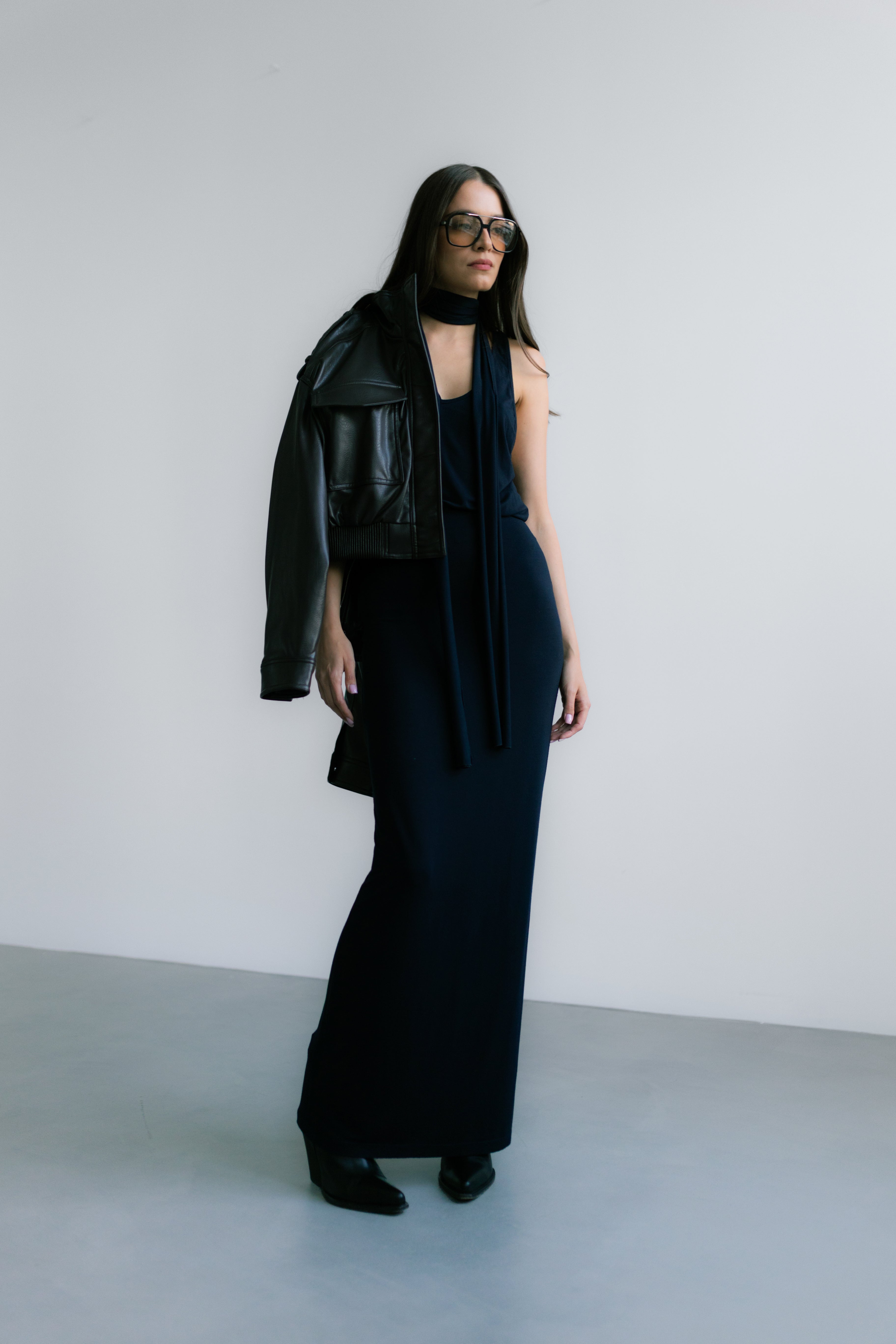 Roma Skirt – długa granatowa spódnica maxi z wysokim stanem i elastycznym pasem, wykonana z miękkiej wiskozy z elastanem, minimalistyczna i elegancka.