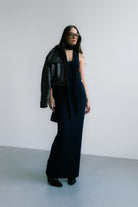 Roma Skirt – długa granatowa spódnica maxi z wysokim stanem i elastycznym pasem, wykonana z miękkiej wiskozy z elastanem, minimalistyczna i elegancka.