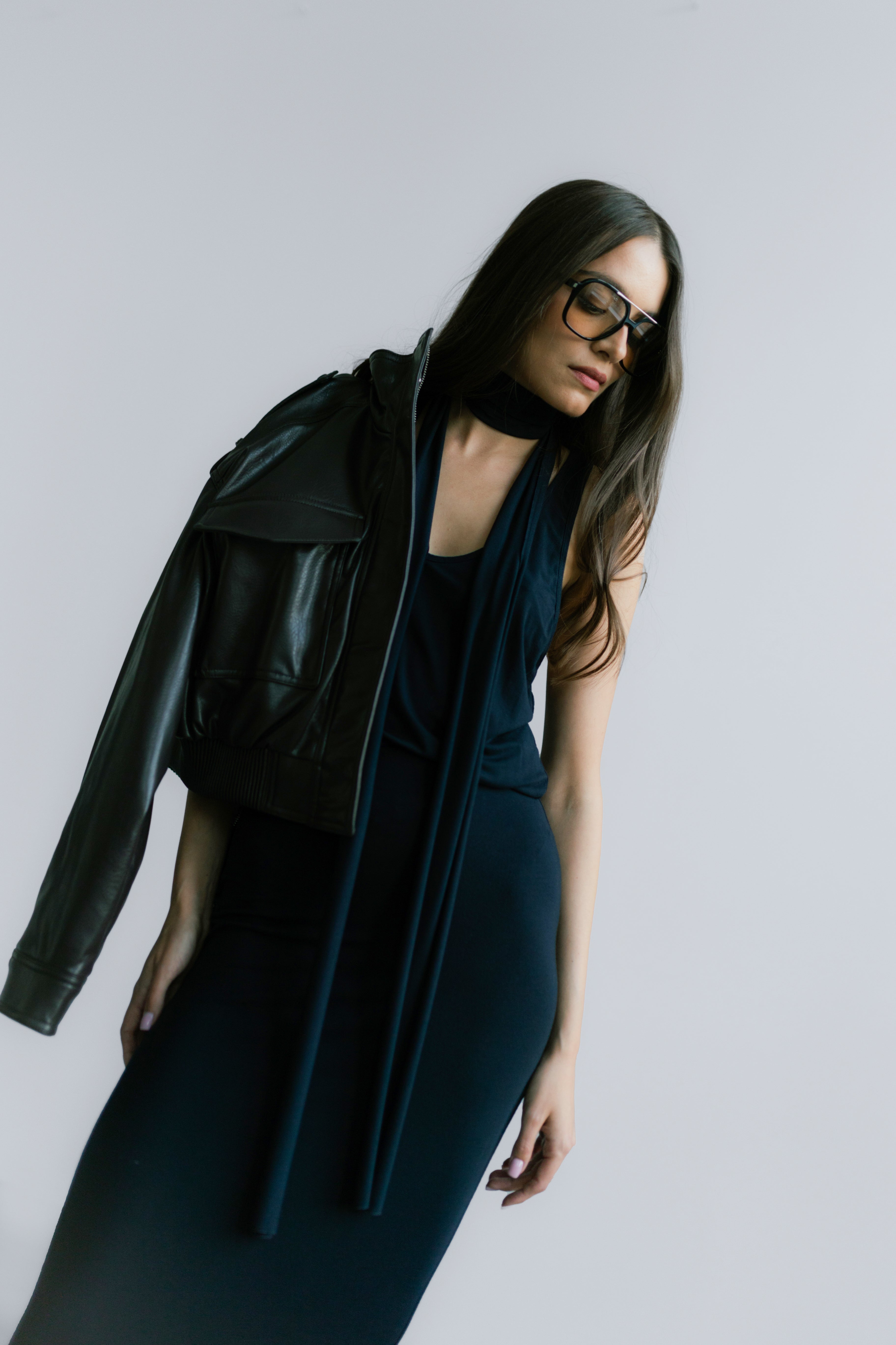 Modelka nosząca Roma Skirt – granatowa długa spódnica z wysokim stanem i elastycznym pasem, elegancka baza do codziennych i wieczorowych stylizacji.