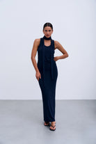 Front look Roma Skirt navy – długa, dopasowana spódnica z wysokim stanem, gładka dzianina, minimalistyczny elegancki design.