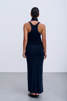 Tył Roma Skirt – granatowa spódnica maxi z elastyczną talią, o gładkiej powierzchni i minimalistycznym designie.