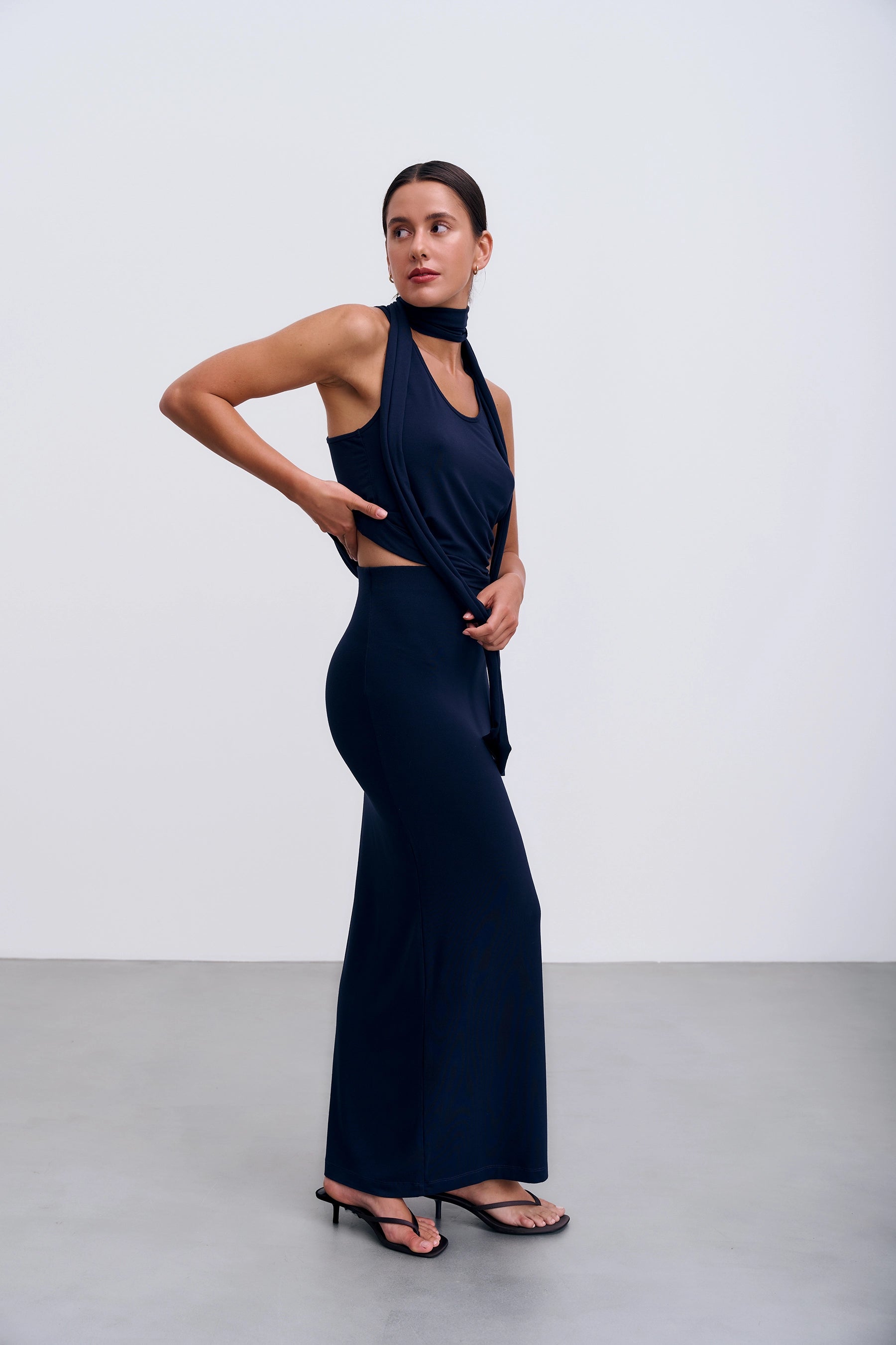 Roma Skirt navy widoczna z boku – dopasowana spódnica maxi z gładkim, miękkim materiałem i komfortowym elastycznym pasem.