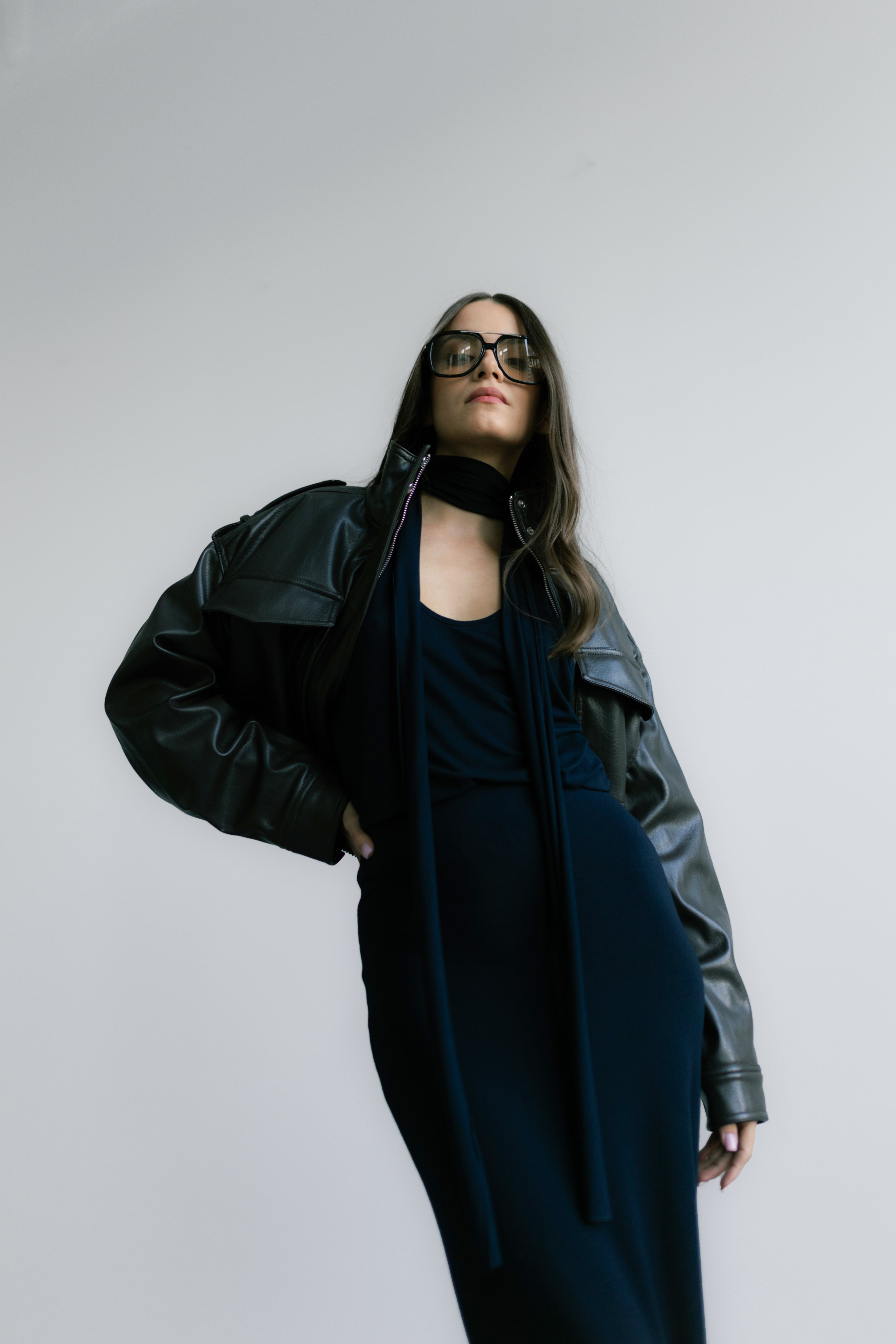 Roma Top – granatowy, lekki damski top z wąskimi ramiączkami i długim szalem‑elementem z miękkiej wiskozy z elastanem.