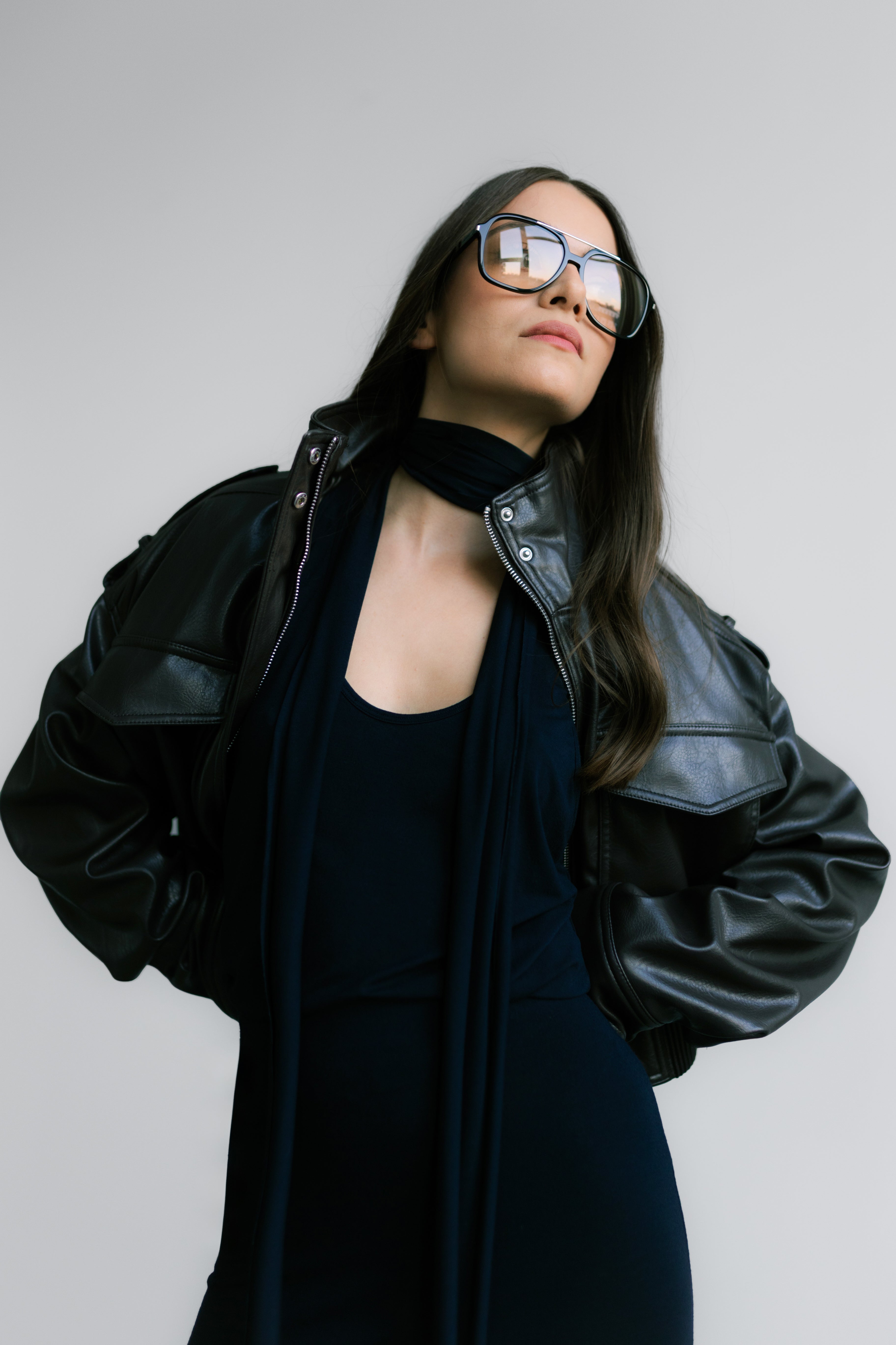 Granatowy Roma Top – prosty casualowy top z viscose jersey, wąskie ramiączka i długi szal jako dekoracyjny dodatek.