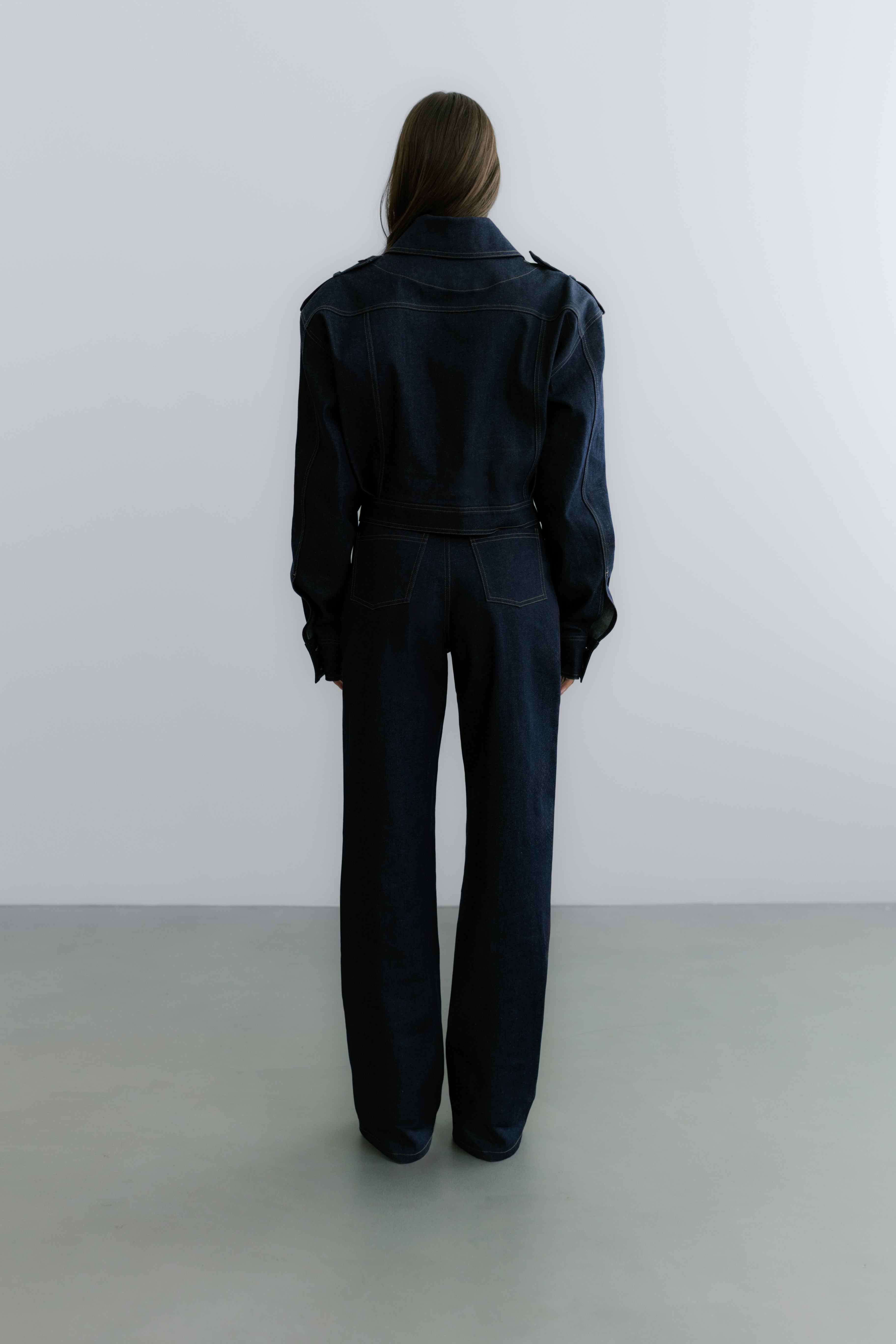 Stylizacja Torino – granatowa kurtka i dopasowane jeansy, wykonane z wysokiej jakości denimu, elegancki, casualowy zestaw.