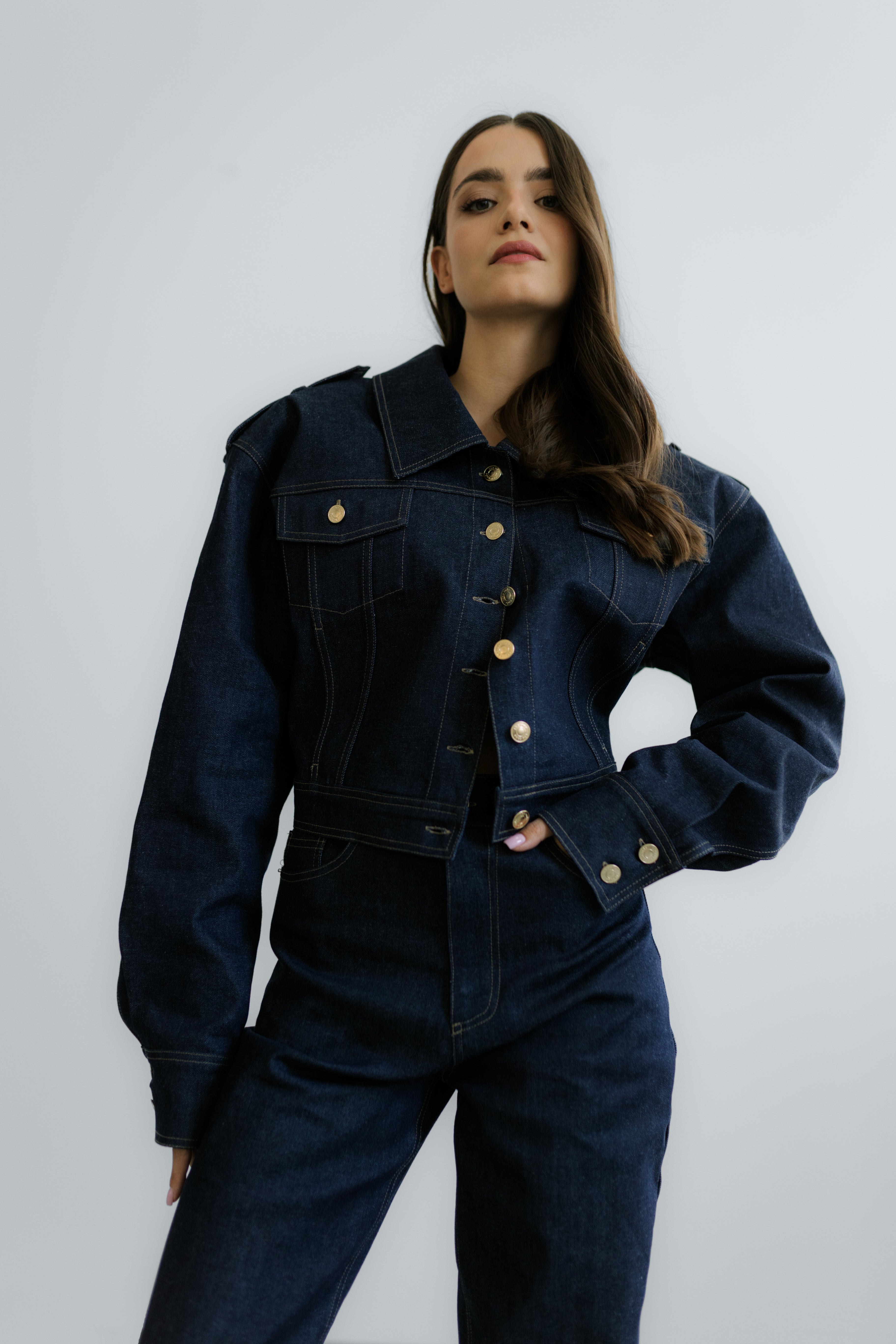 Kurtka Torino Jacket – granatowy denim o nowoczesnym fasonie, skrócony krój i strukturalne linie na ramionach.