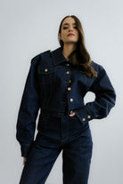 Kurtka Torino Jacket – granatowy denim o nowoczesnym fasonie, skrócony krój i strukturalne linie na ramionach.