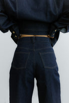 Zbliżenie na denim Torino Jeans – struktura tkaniny i klasyczne przeszycia jeansowe.