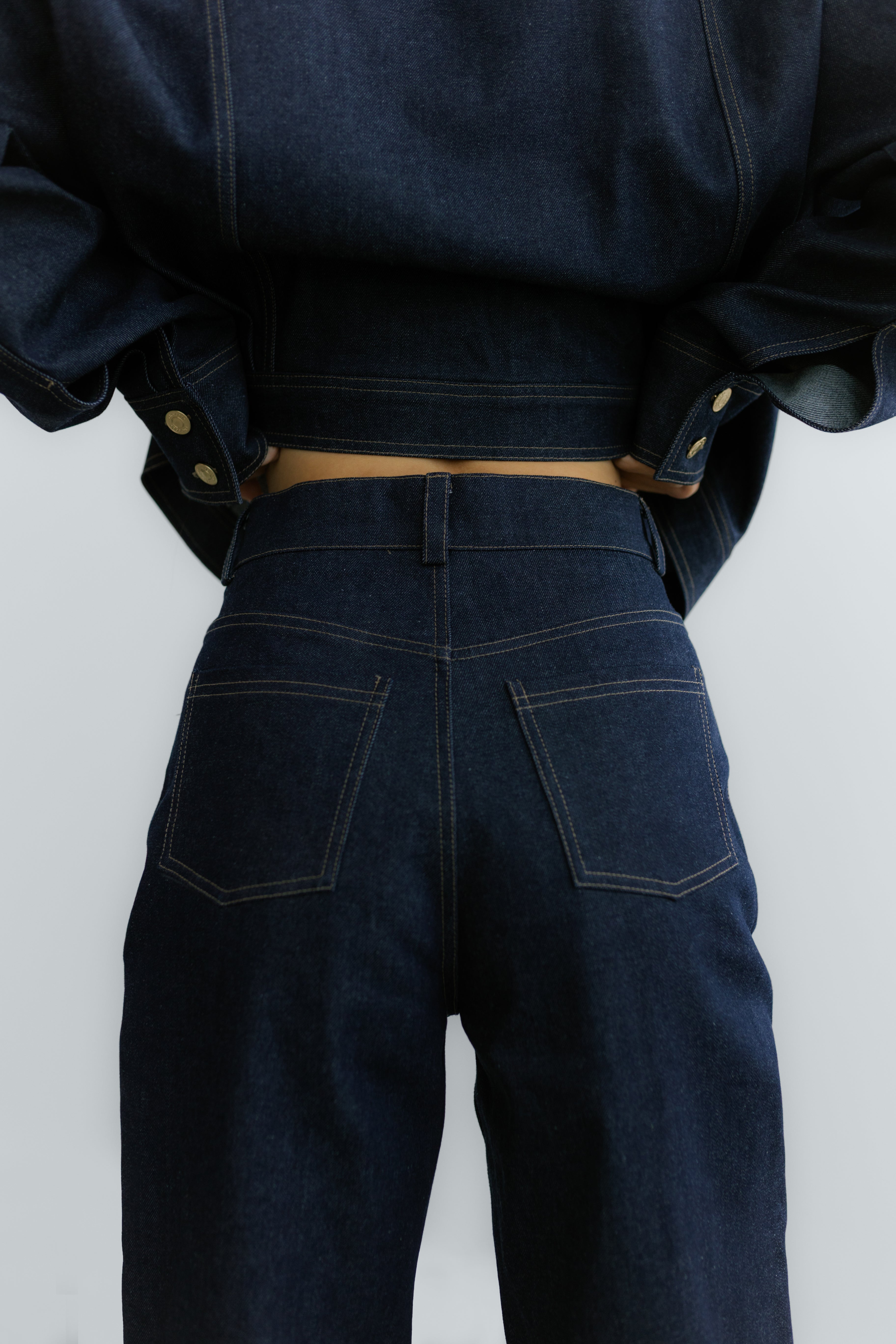 Zbliżenie na denim Torino Jeans – struktura tkaniny i klasyczne przeszycia jeansowe.