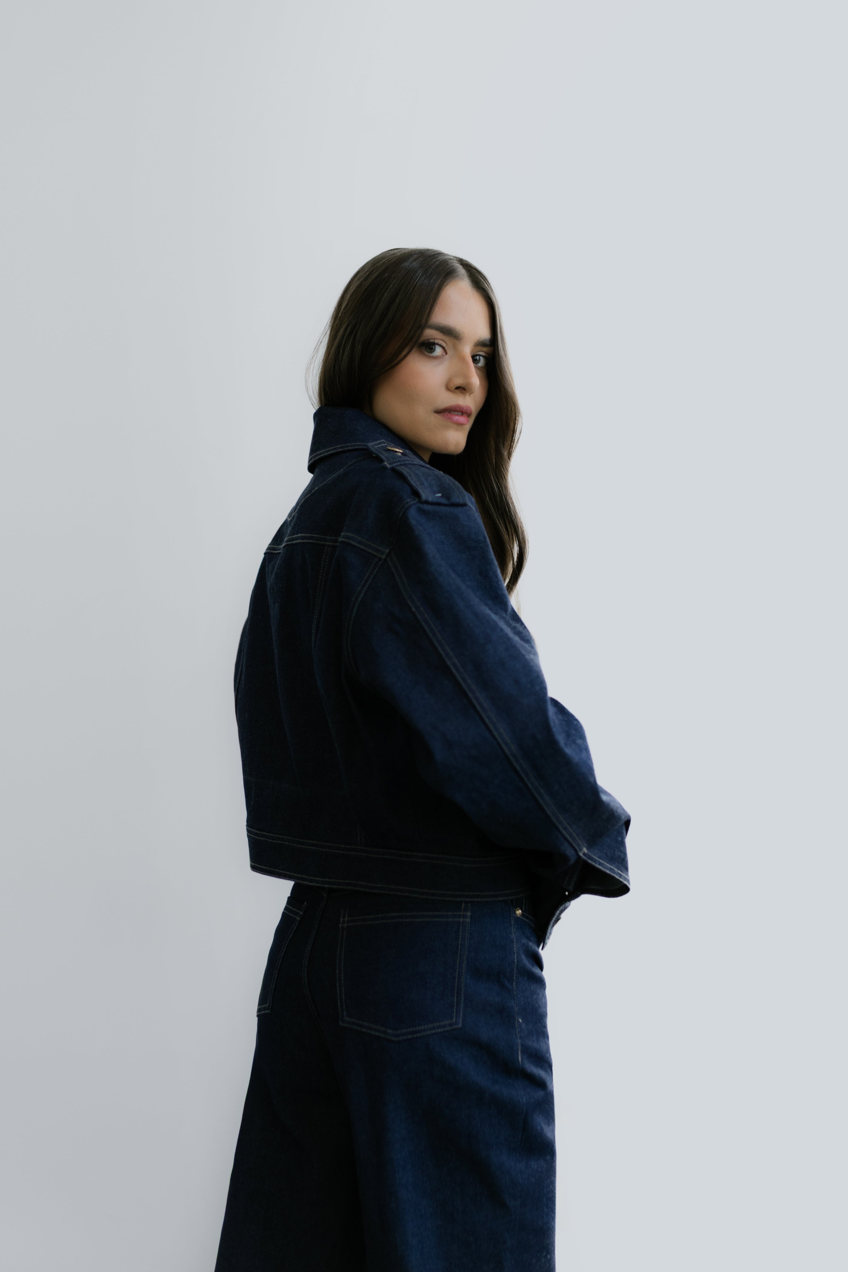 Stylizacja Torino – granatowa kurtka i dopasowane jeansy, wykonane z wysokiej jakości denimu, elegancki, casualowy zestaw.