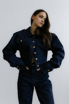 Modelka w zestawie Torino Jacket + Torino Jeans – nowoczesny denimowy look z granatowej kurtki i dopasowanych jeansów.