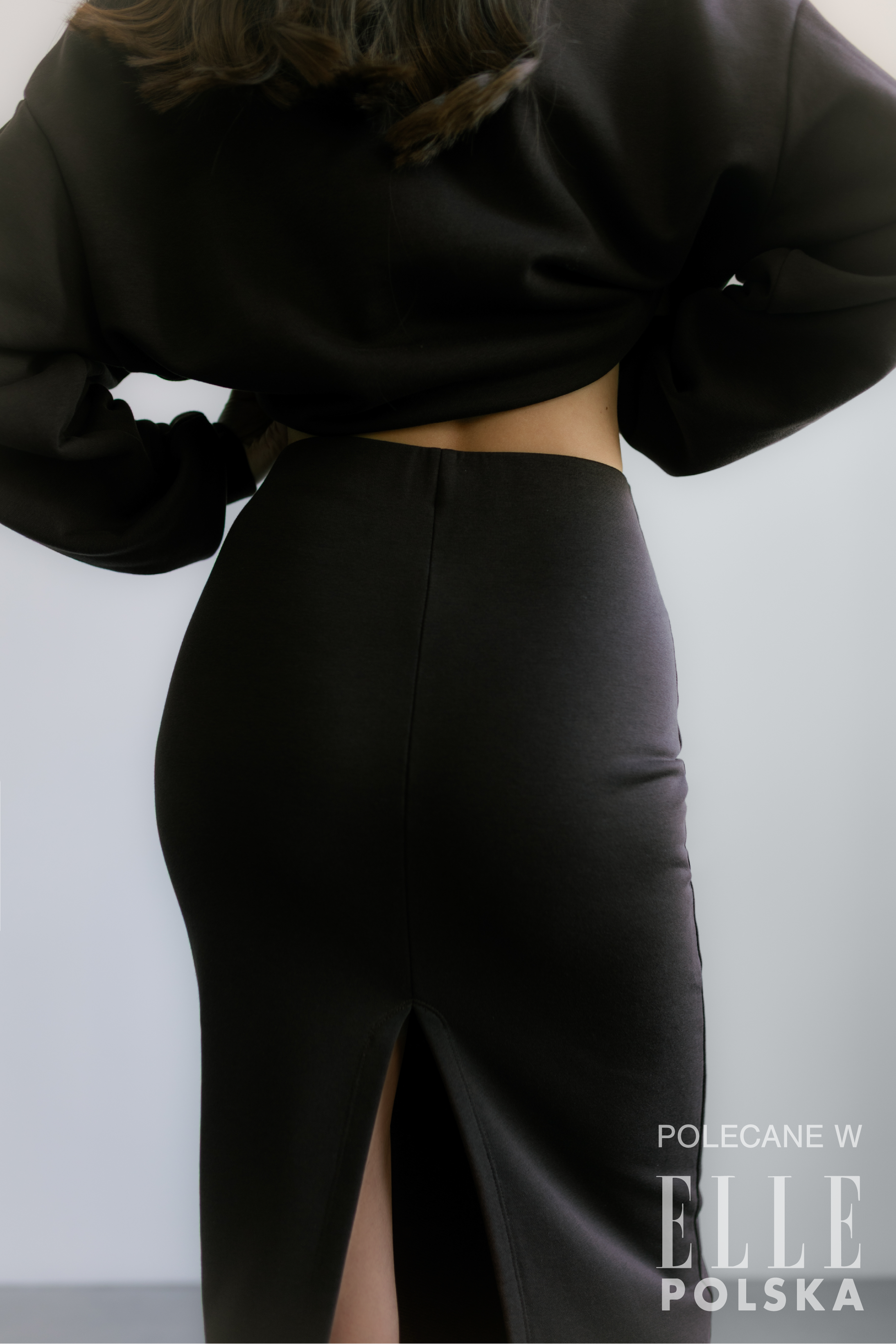 Tył spódnicy Verona Skirt – dopasowana midi spódnica z tylnym rozcięciem i elastyczną dzianiną.